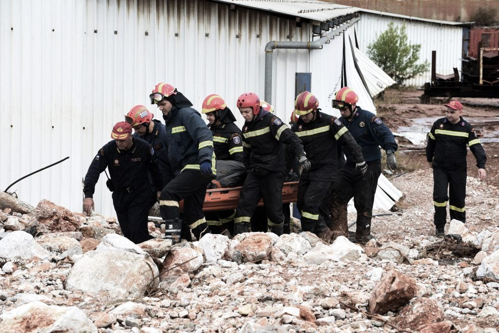 Μάνδρα: Τραγικές εικόνες! Η ανάσυρση του νεκρού άνδρα από τις λάσπες και τα μπάζα